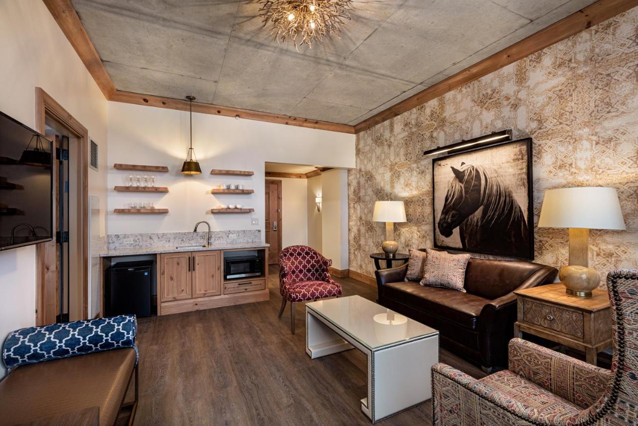 דה וילאג'ס The Brownwood Hotel & Spa מראה חיצוני תמונה