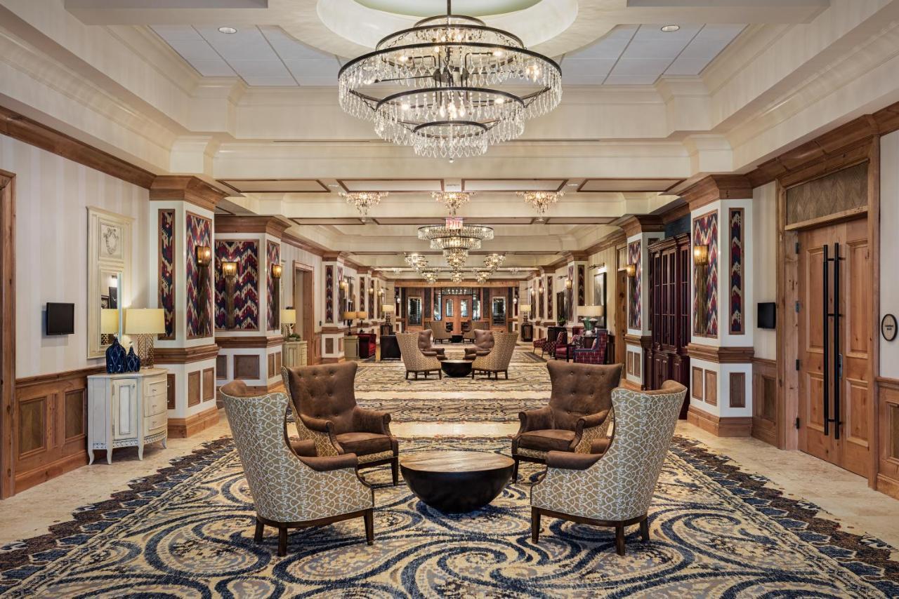 דה וילאג'ס The Brownwood Hotel & Spa מראה חיצוני תמונה