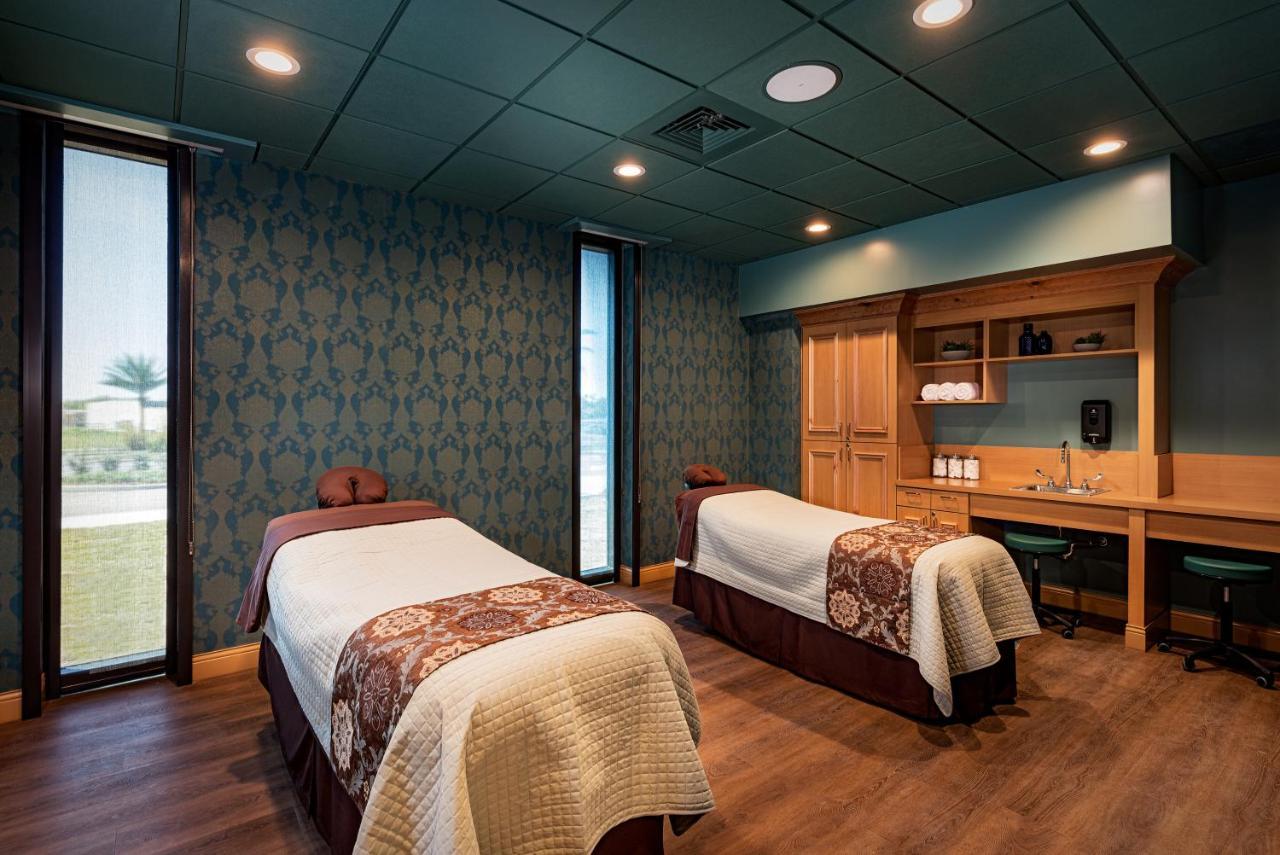 דה וילאג'ס The Brownwood Hotel & Spa מראה חיצוני תמונה
